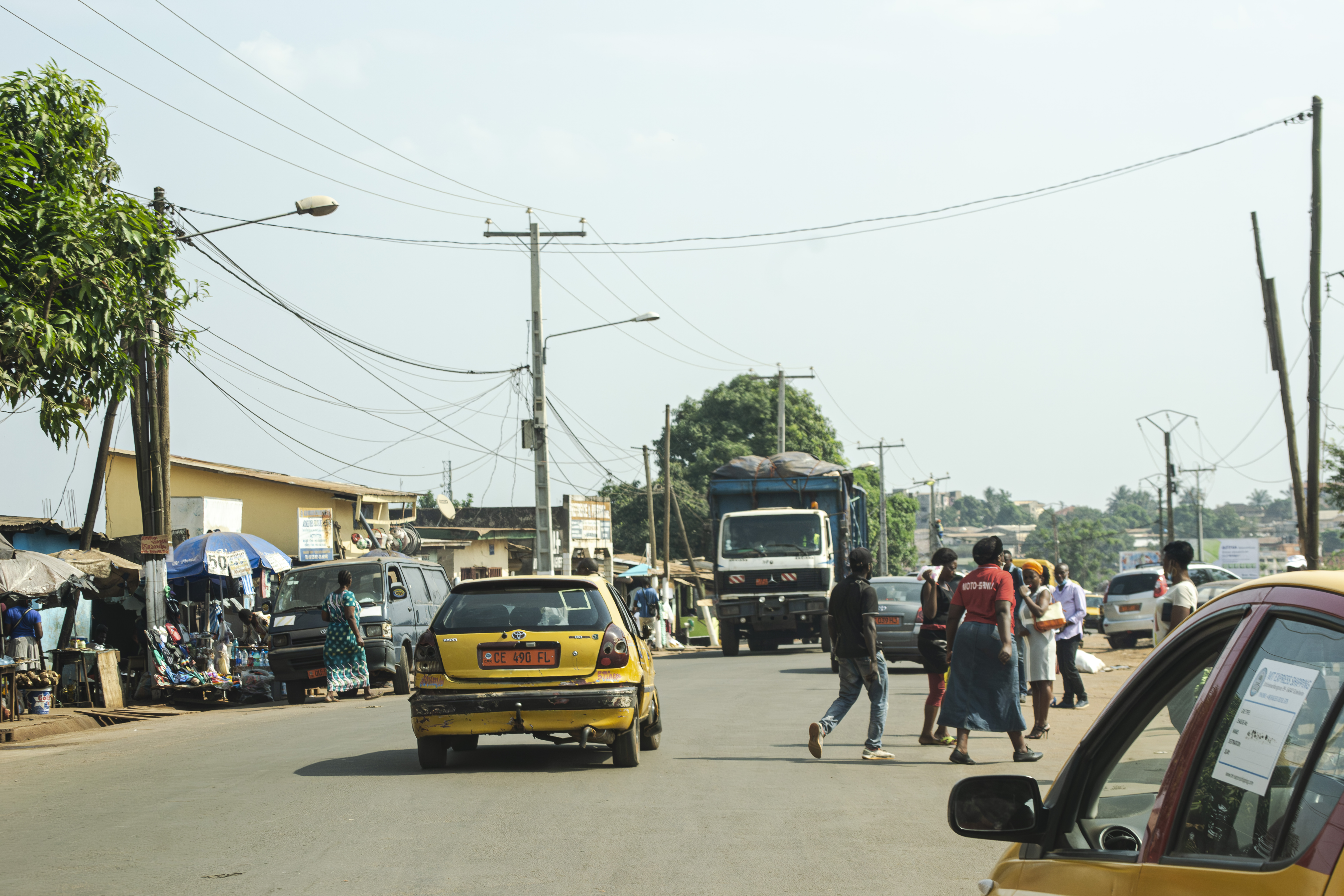 Taxi dans une rue à le Ngousso quartier de Yaounde, Cameroun