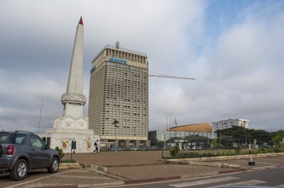 Monument de l'Indépendance du Cameroun et bâtiment CNPS à Yaounde 01