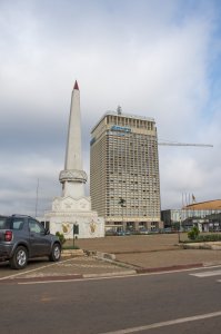 Monument de l'Indépendance du Cameroun et bâtiment CNPS à Yaounde