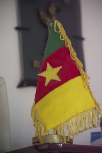 Drapeau du Cameroun sur un table