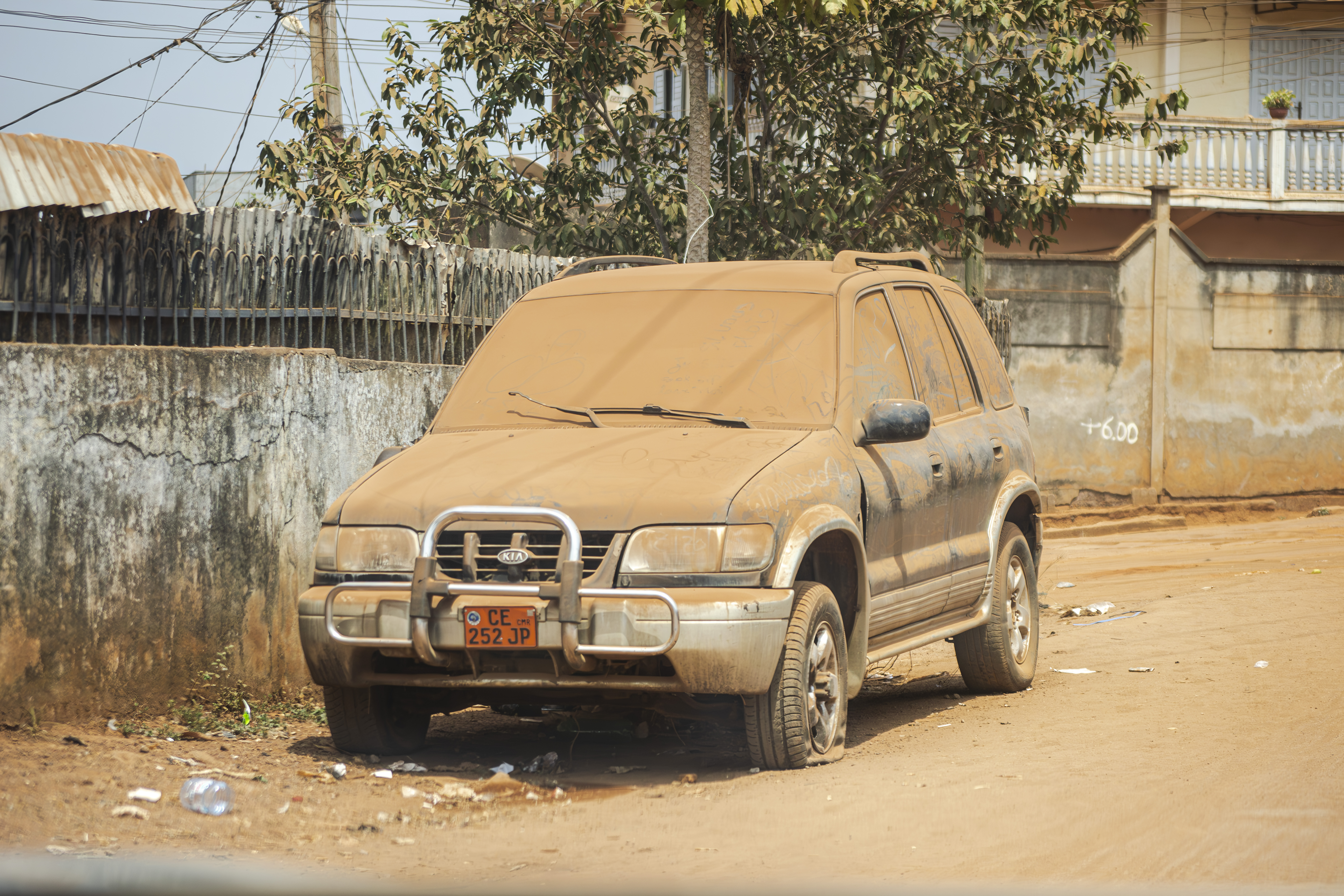 Voiture garée et couvert de poussière à ngousso à Yaounde
