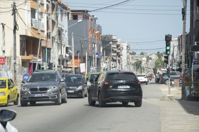 Circulation urbaine avec ciel bleu sur un rue à Abidjan, Côte d'Ivoire