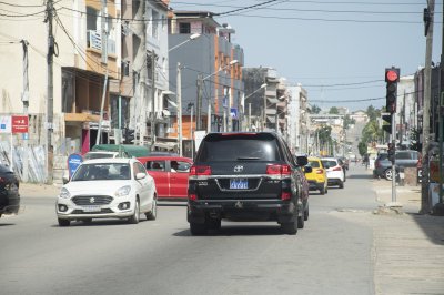 Circulation urbaine avec ciel bleu sur un rue à Abidjan