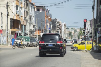 Circulation urbaine avec ciel bleu sur un rue, Côte d'Ivoire