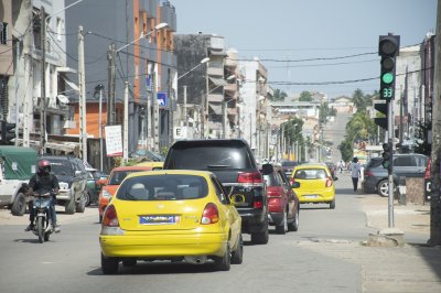 Circulation urbaine avec ciel bleu sur un rue