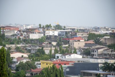 Paysage urbain de le Attoban quartier à Abidjan à Côte d'Ivoire