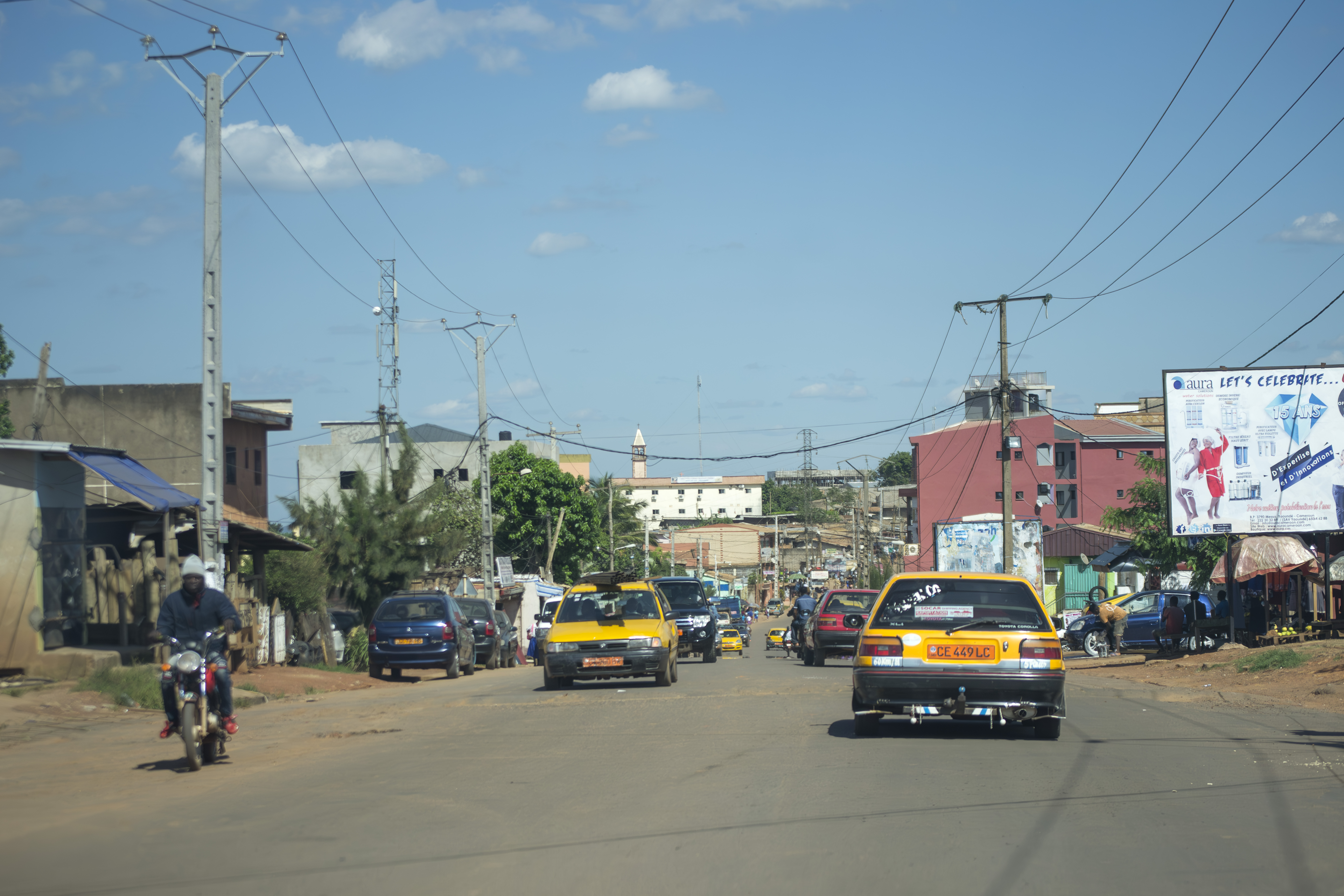 Paysage urbain de le Essos quartier sous un ciel bleu à Yaounde