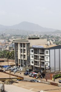 Paysage urbain avec bâtiments et un colline à le background à le city de Yaounde
