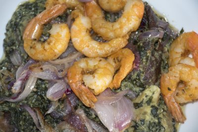 Gros plan de un dish de Cameroun Ndolé avec crevettes fraîches