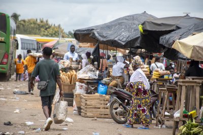 Activités commerciales et étal de marchandises à le Gare routière à le city de Yamoussoukro