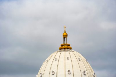 Croix above le Dôme de le Basilique de Notre-Dame de la Paix à Yamoussoukro