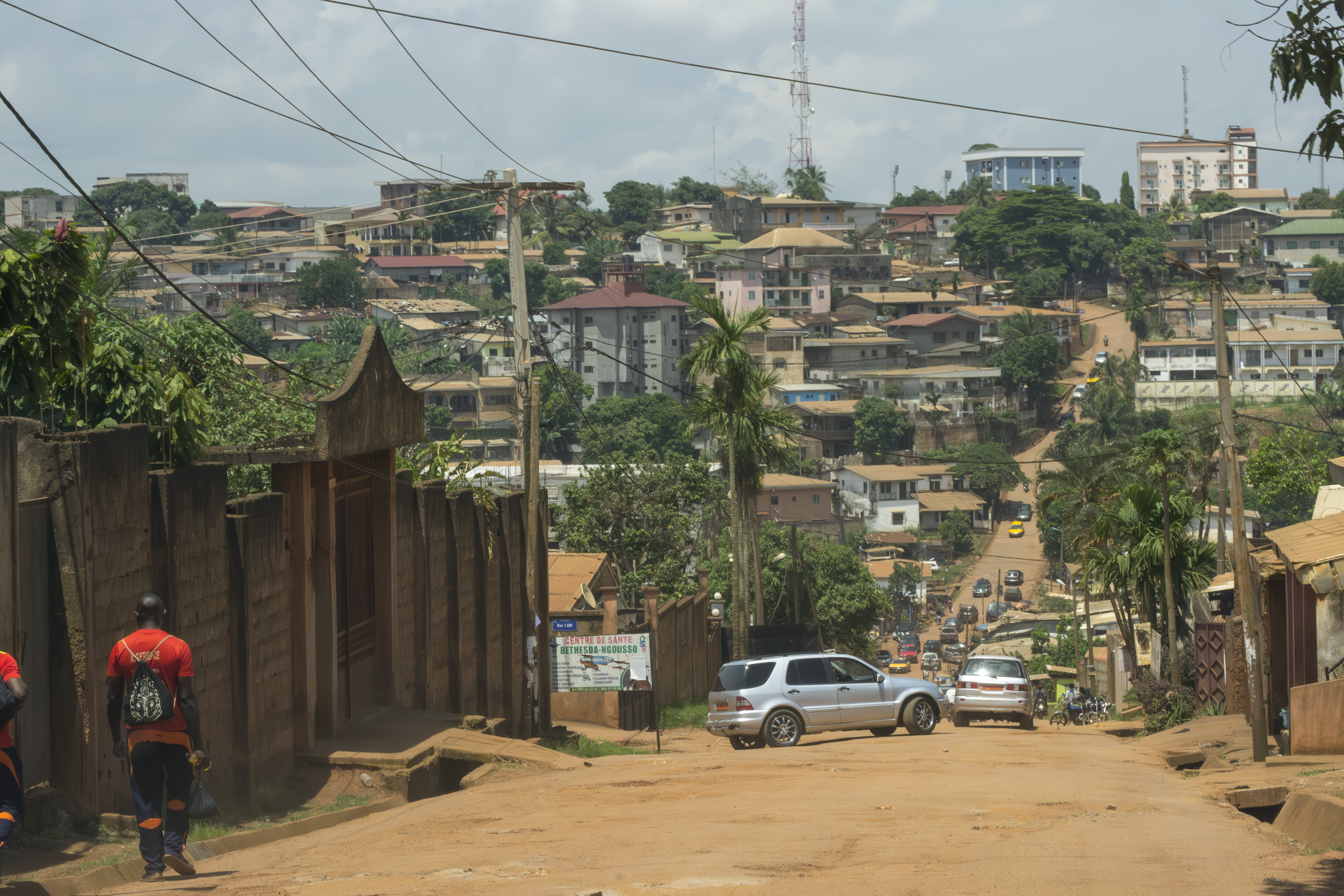 Rue en terre à le Omnisport quartier, Yaounde, Cameroun