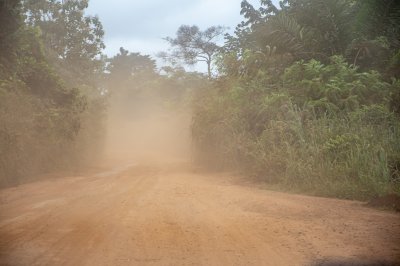 Poussière soulevée par le passage de vehicles sur un route non bitumée au milieu de le forêt Cameroun