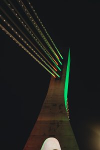 Élément de la structure de le Pont Alassane Ouattara illuminé à nuit 01