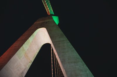 Élément de la structure de le Pont Alassane Ouattara illuminé à nuit 02