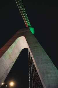Élément de la structure de le Pont Alassane Ouattara illuminé à nuit 03