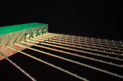 Élément de la structure de le Pont Alassane Ouattara illuminé à nuit 04
