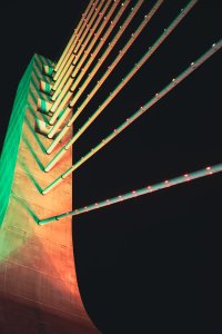 Élément de la structure de le Pont Alassane Ouattara illuminé à nuit 05
