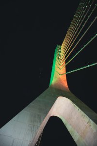 Élément de la structure de le Pont Alassane Ouattara illuminé à nuit 06
