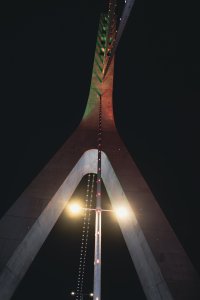 Élément de la structure de le Pont Alassane Ouattara illuminé à nuit 07
