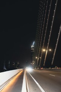 Élément de la structure de le Pont Alassane Ouattara illuminé à nuit 08