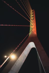 Élément de la structure de le Pont Alassane Ouattara illuminé à nuit 09
