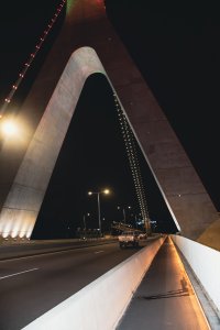 Élément de la structure de le Pont Alassane Ouattara illuminé à nuit 10