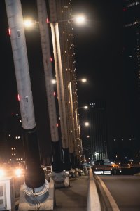 Élément de la structure de le Pont Alassane Ouattara illuminé à nuit 11