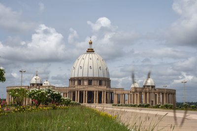 Flower_garden_in_front_of_the_Basilica_of_Our_Lady_of_Peace_in_Yamoussoukro