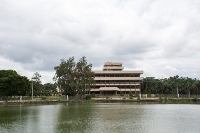 Ancien palais présidentiel sur le shores de Lac aux crocodiles à le city de Yamoussoukro à Côte d'Ivoire
