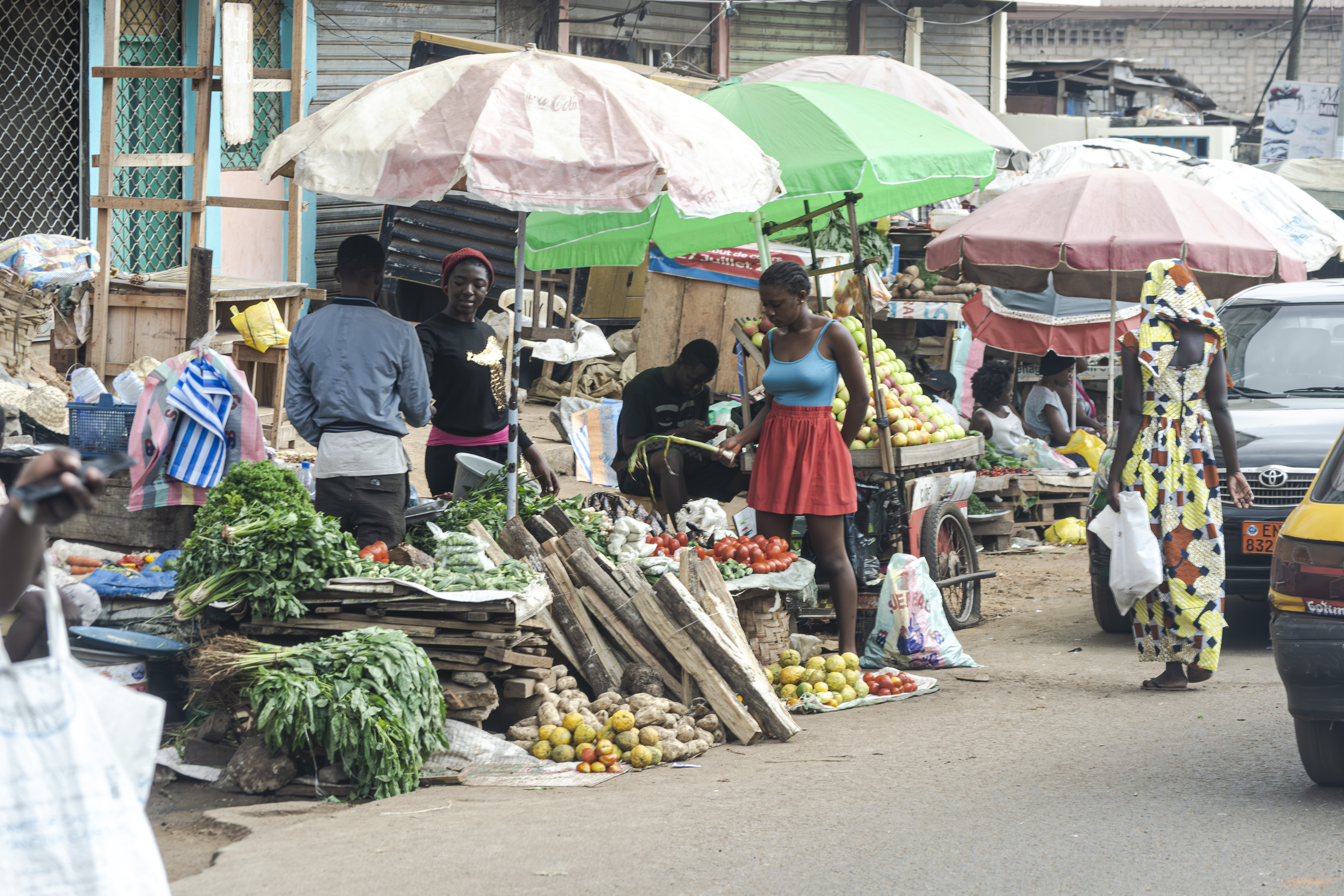 Comptoir de produits frais à le marché à Yaounde, Cameroun