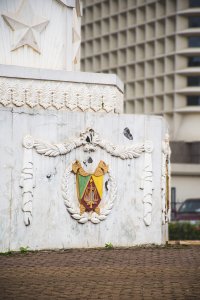 Façade de part de le monument de l'Indépendance à Yaounde, Cameroun 01