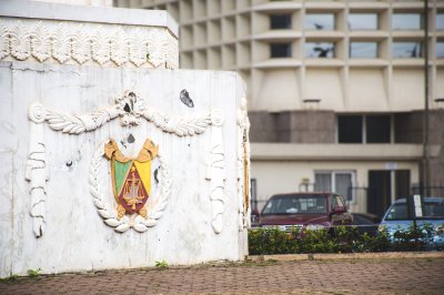 Façade de part de le monument de l'Indépendance à Yaounde, Cameroun 02