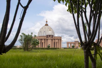 Jardin de fleurs et arbustes devant le Basilique de Notre-Dame de la Paix à Yamoussoukro