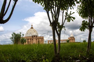 Jardin de fleurs et arbustes devant le Basilique