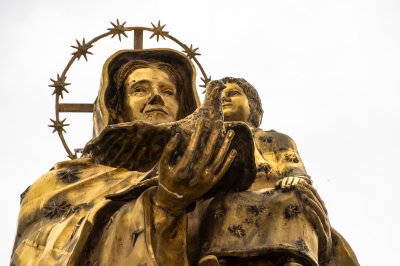 Statue peinte en or de Notre-Dame de la Paix de Yamoussoukro