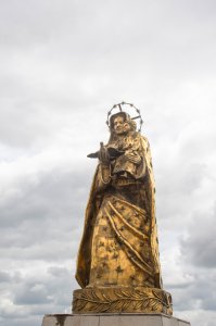 Statue peinte en or de Notre-Dame de la Paix-Yamoussoukro