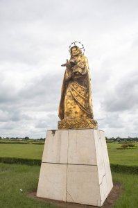 Statue peinte en or de Notre-Dame de la Paix