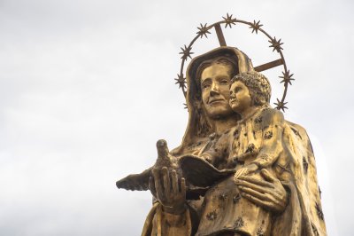 Statue peinte en or de le Vierge Marie et le enfant Jésus à le jardins