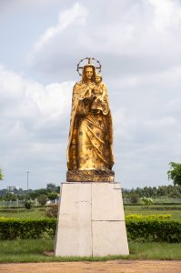 Statue peinte en or de le Vierge Marie avec le enfant Jésus à ses bras