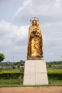 Statue peinte en or de le Vierge Marie