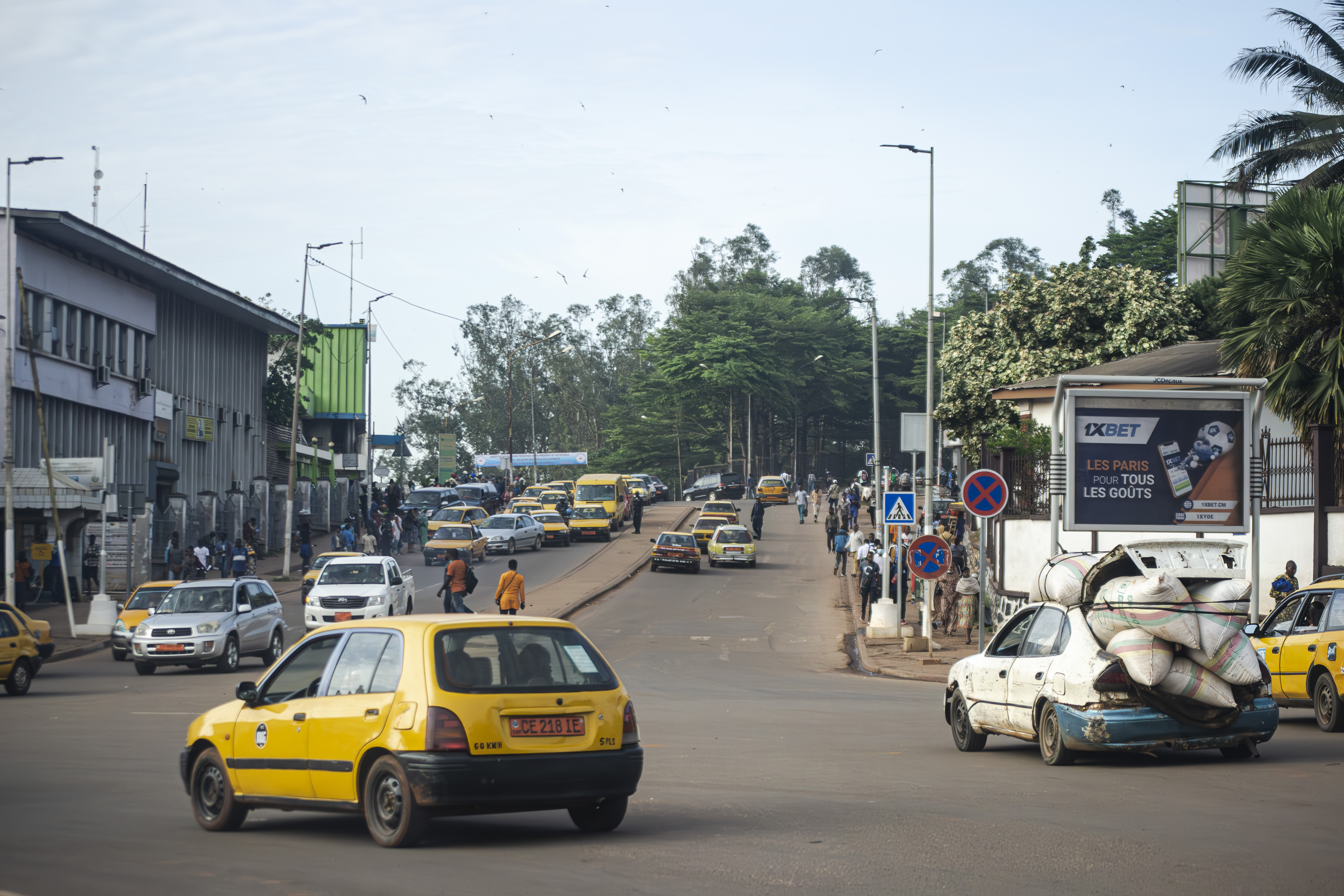 Transport de marchandises à le streets de Yaounde, Cameroun.