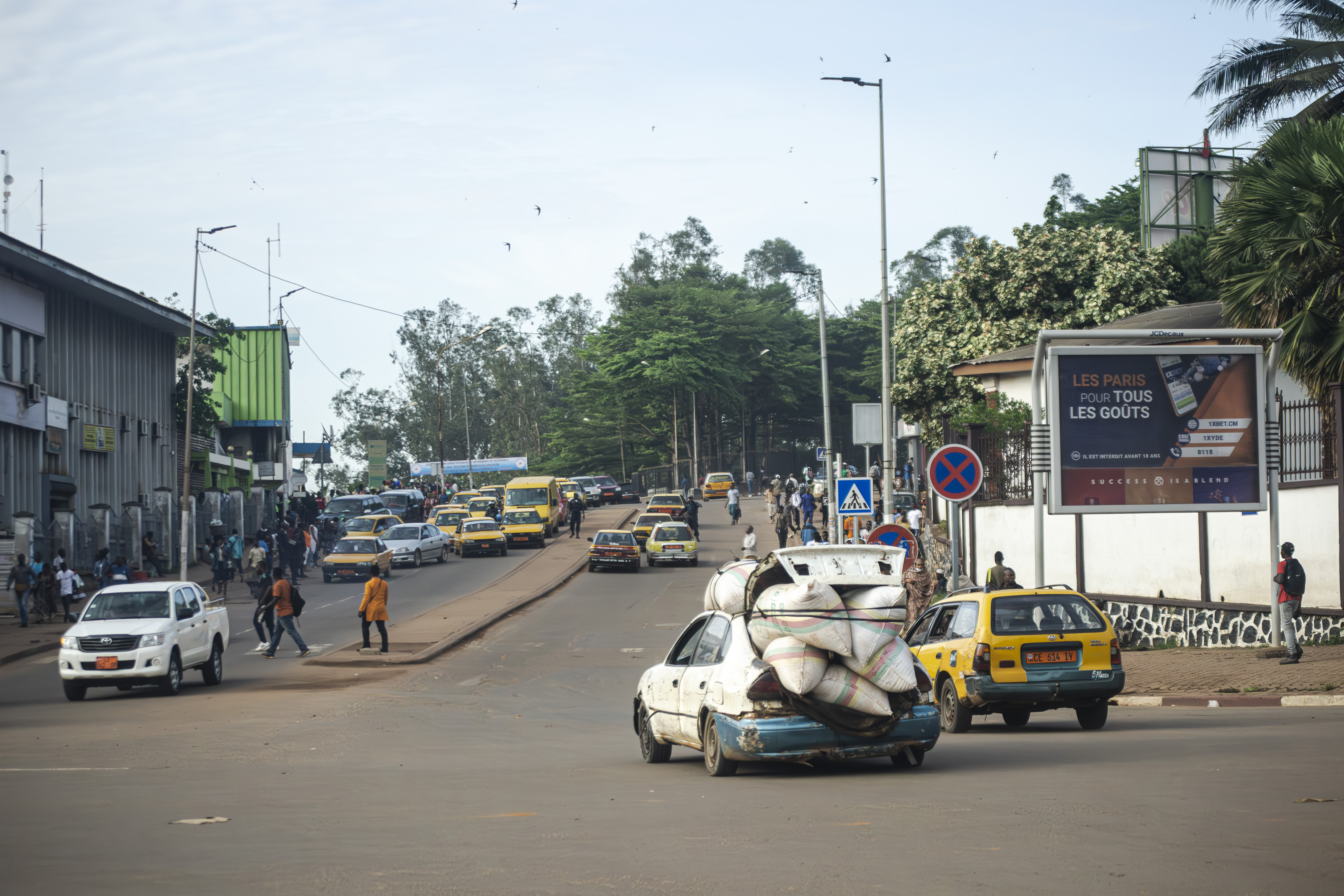 Transport de marchandises à le streets de Yaounde