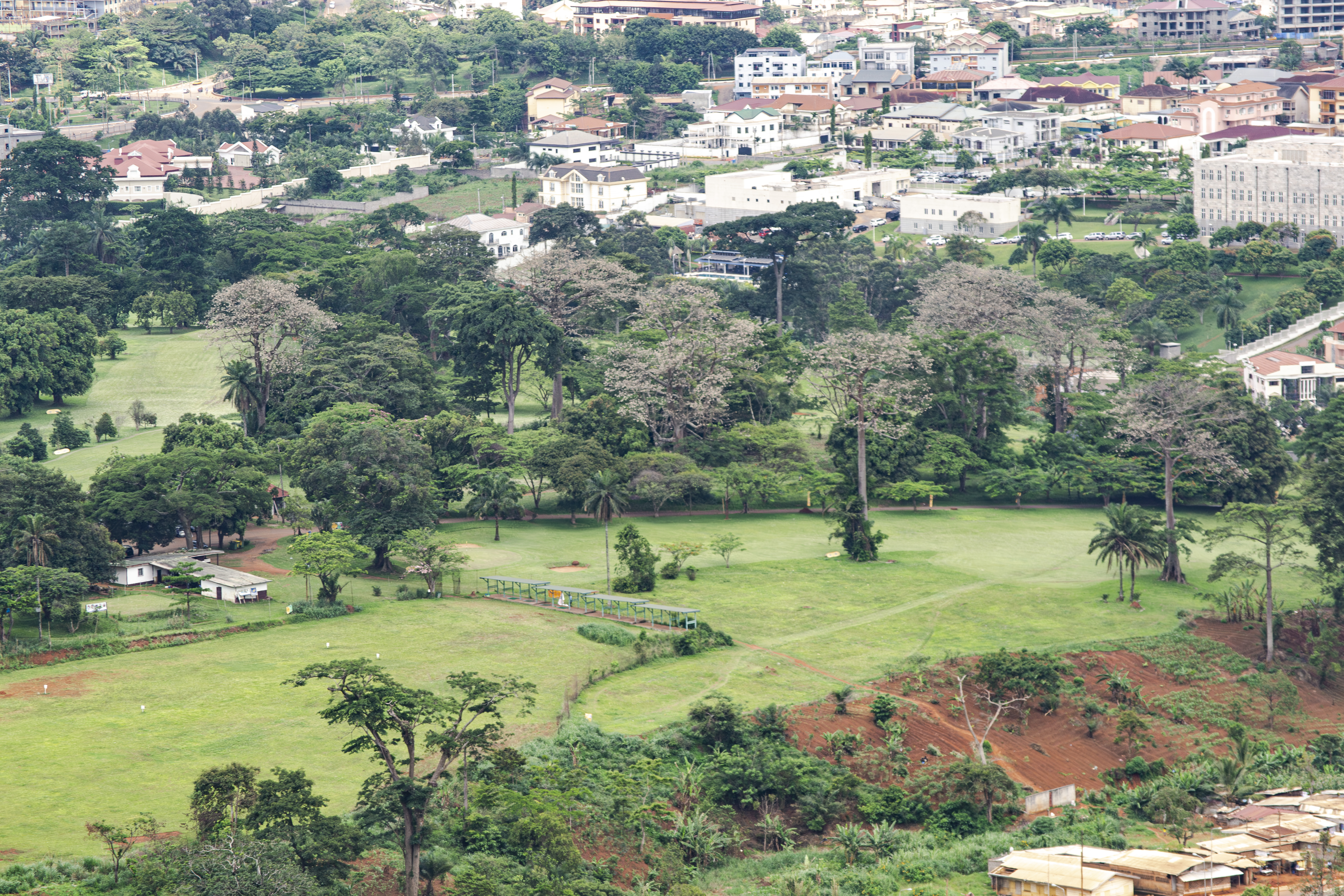 Espace vert de le terrain de golf à Yaounde, Cameroun