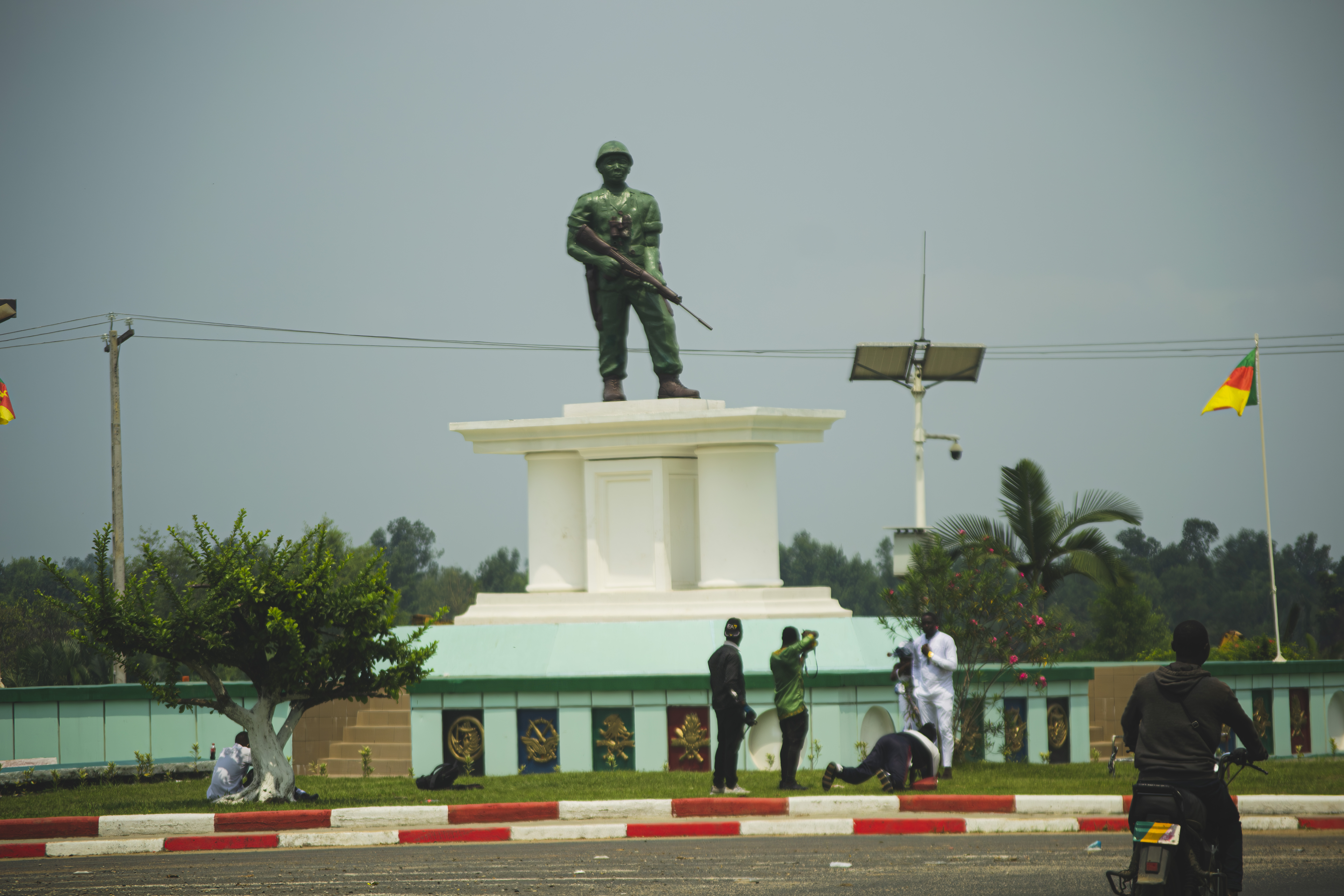 Statue verte de le soldat inconnu à le town de Ebolowa à Cameroun