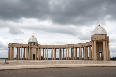 Immenses piliers bras gauche de le Basilique de Notre-Dame de la Paix
