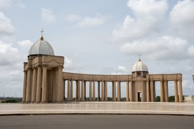Immenses piliers bras droit de le Basilique de Notre-Dame de la Paix (2)