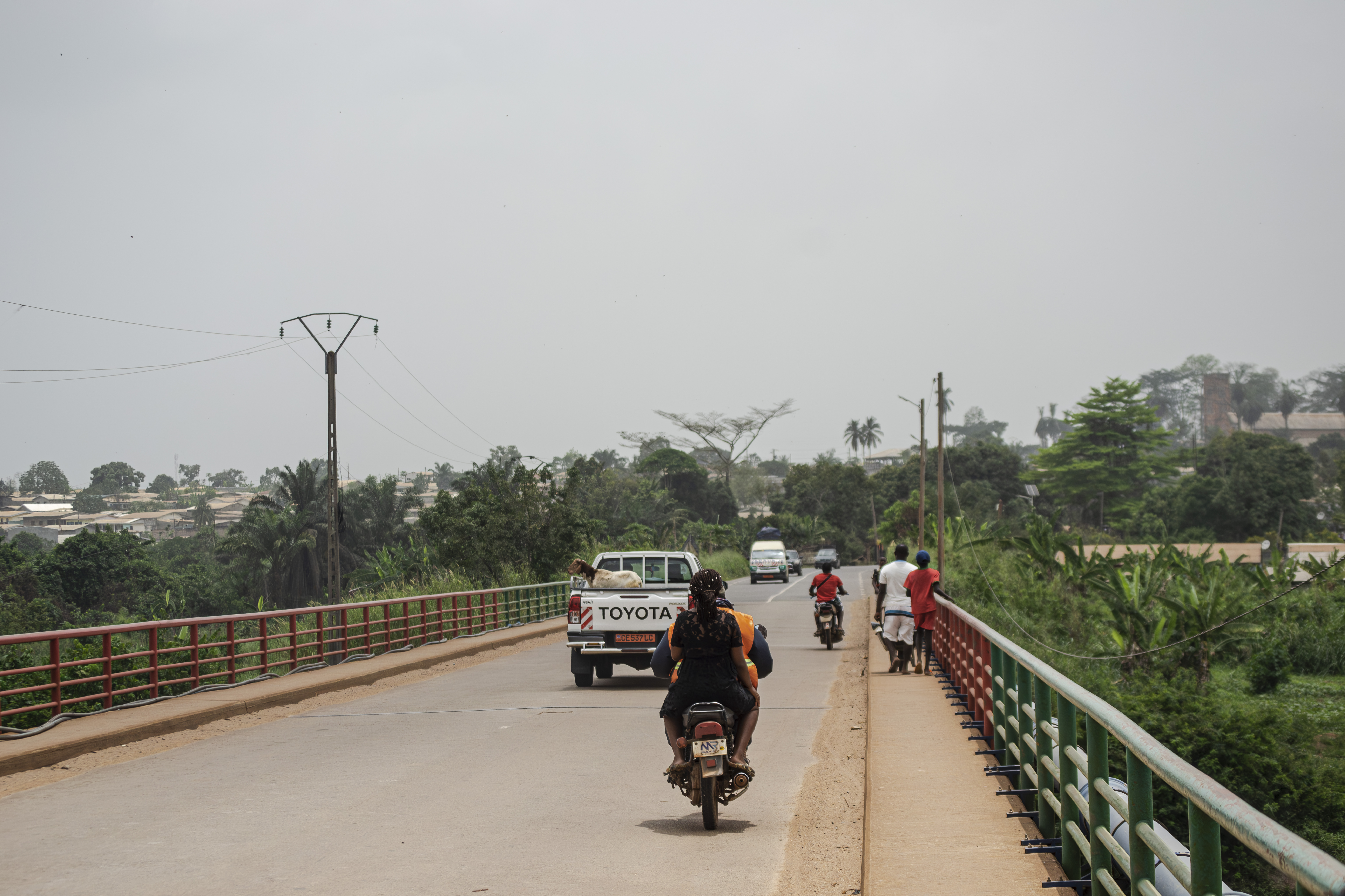 Circulation faible sur le pont à le town de Mbalmayo à Cameroun