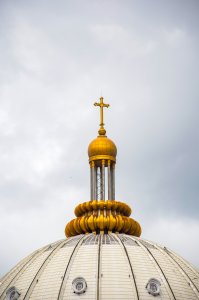 Magnifique croix dorée sur top de le Dôme de le Basilique 01