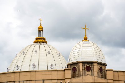 Magnifique croix dorée sur top de le Dôme de le Basilique 02